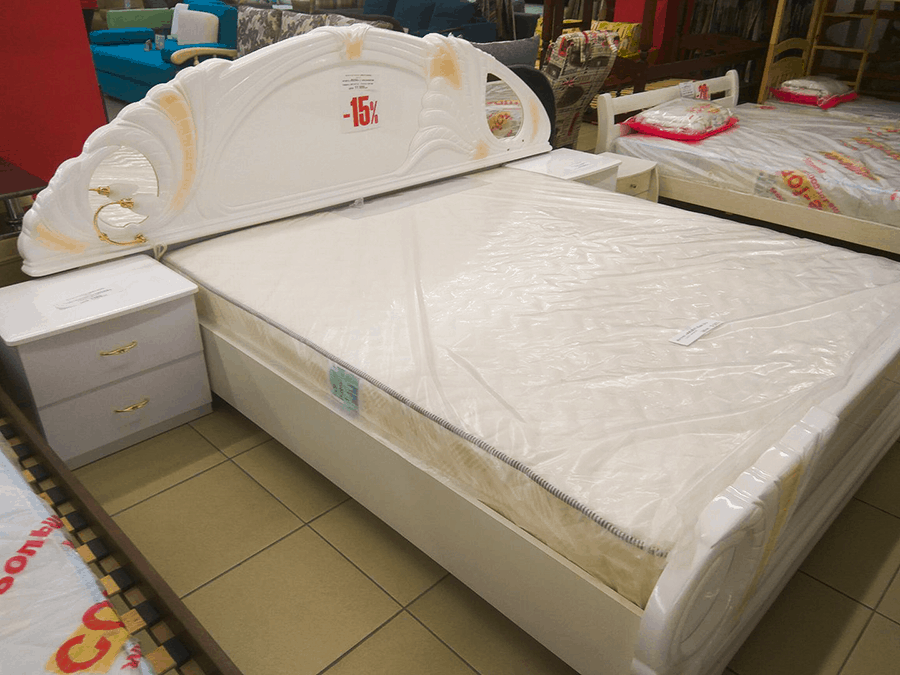 кровать с матрасом